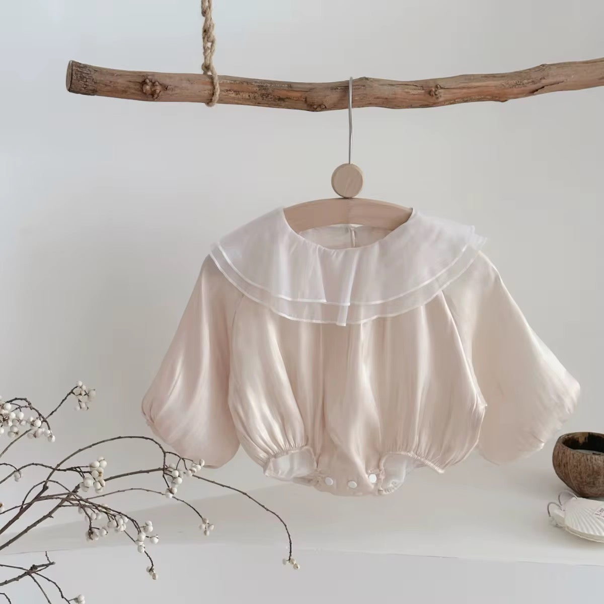 Elegant baby romper for girls with puff sleeves and frill collar