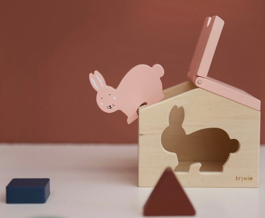 Trixie: Wooden House-Mrs Rabbit