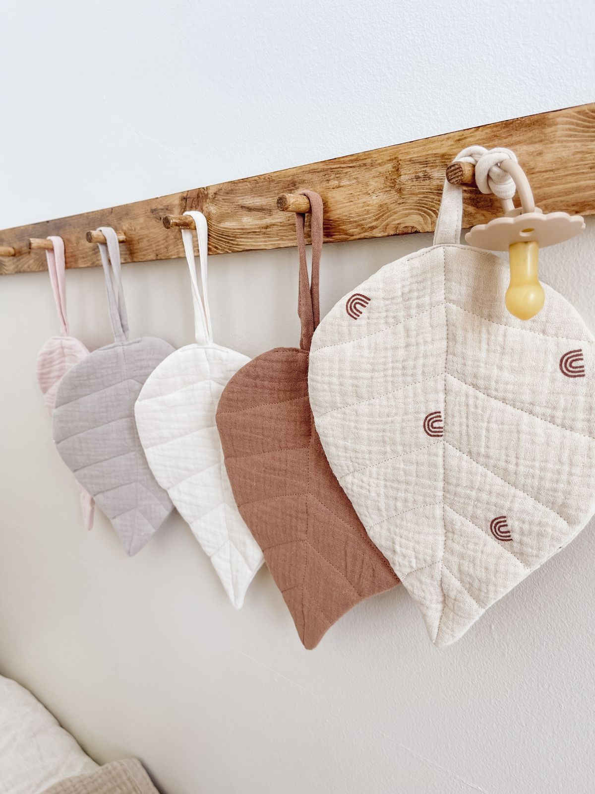Personalised muslin pacifier holder embroidered with baby’s name, available in 5 soft colours