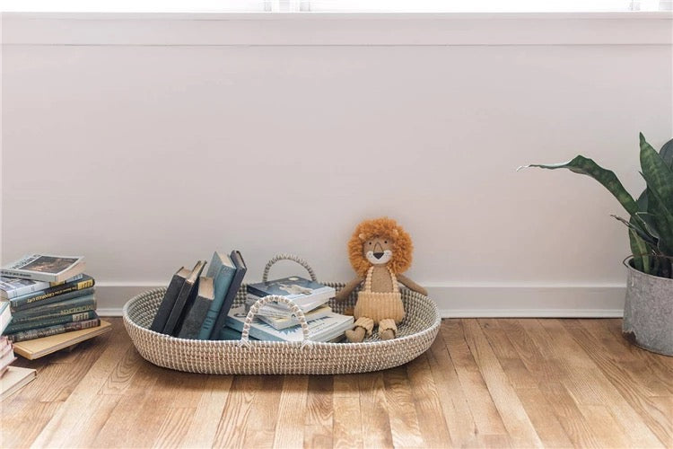 Portable natural baby bassinet with woven carry handles